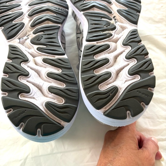 ASICS Gel Cumulus 23 White Gray Running Sneakers SZ 10.5 Worn 1X Indoors - Picture 10 of 14